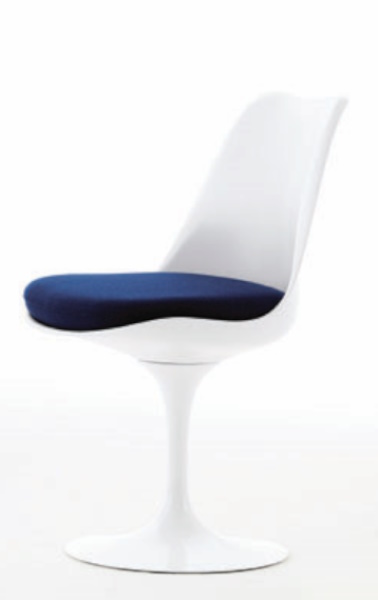 Weißer Tulip Chair von Knoll International mit blauem Sitzkissen, drehbarer Designklassiker für modernes Wohnen.