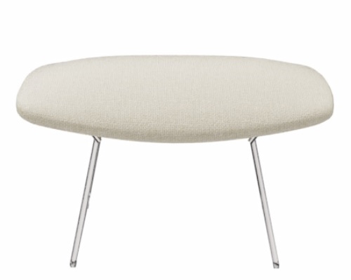 Bertoia Hocker mit beigem Stoffbezug und filigranem Chromgestell. Design Hocker für Wohnraum.