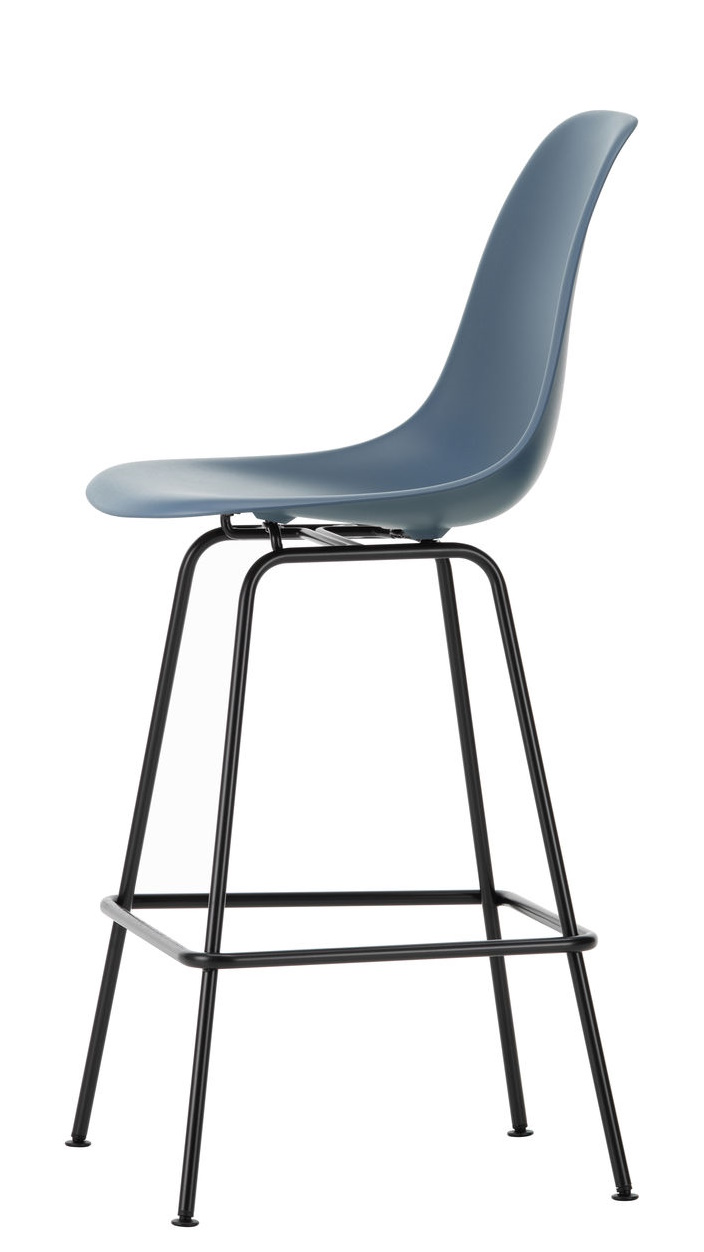 Blauer Eames Plastic Bar Stool von Vitra mit schwarzem Metallgestell, ideal für moderne Küchen und Bars.