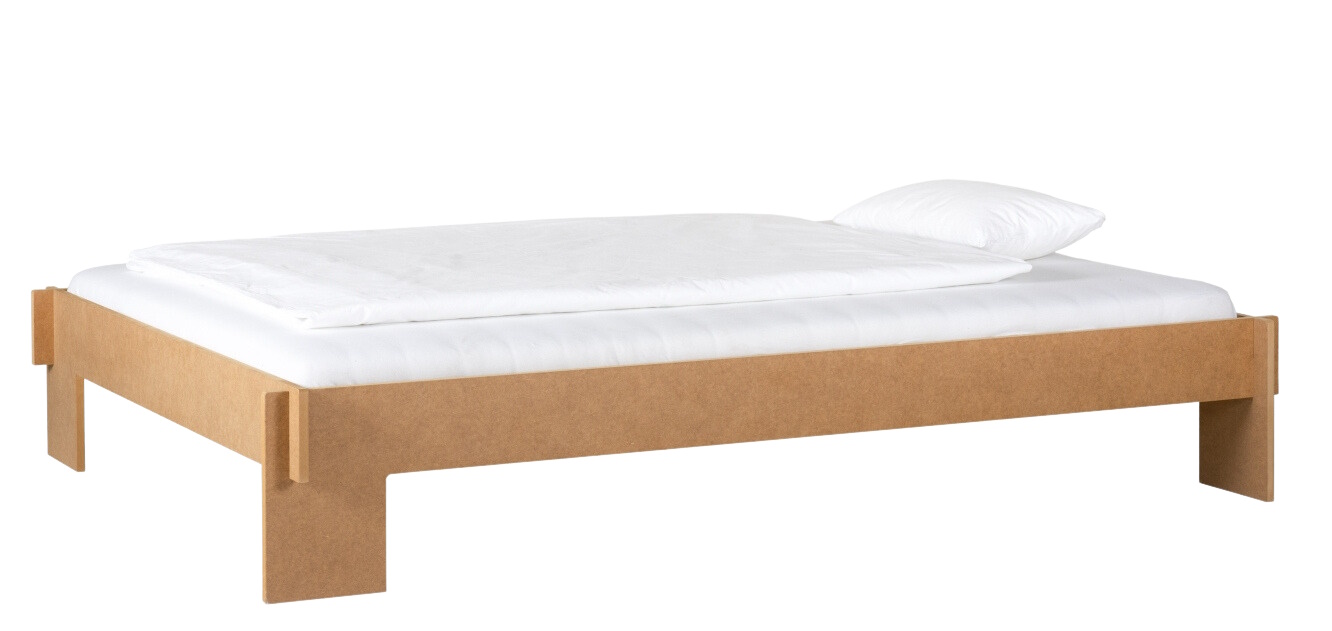 Siebenschläfer Bett von Moormann aus MDF Natur, 160x200 cm, mit weißer Bettwäsche.