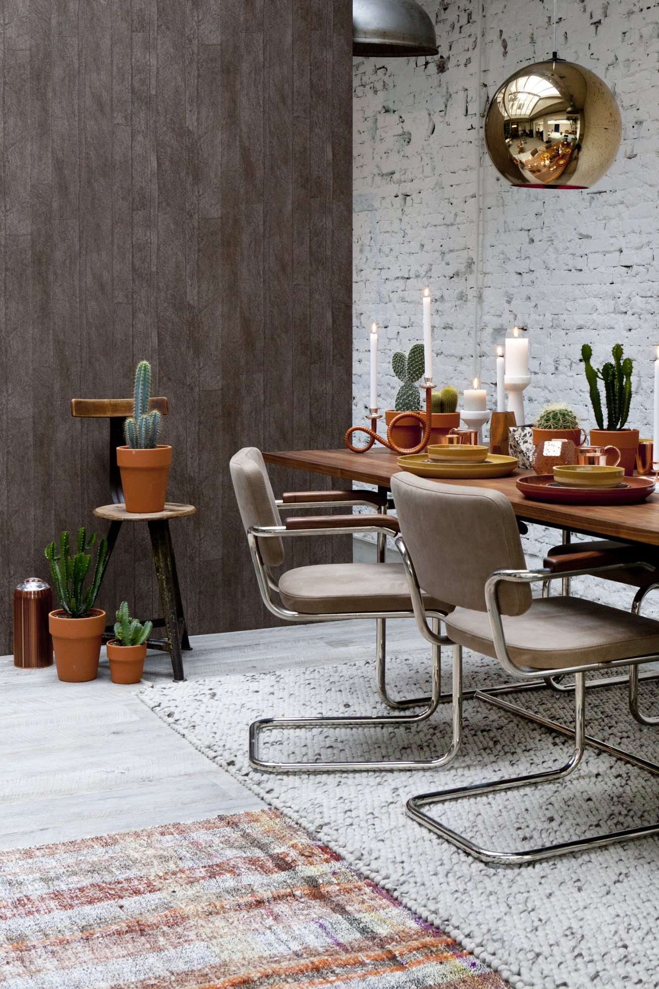S 1072 Thonet Esstisch ausziehbar mit Stühlen in modernem Esszimmer mit Dekoration und Teppich.