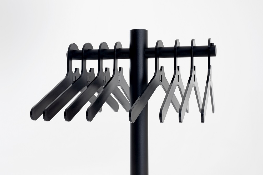 Cascando Pole Garderobenständer: Schwarzer, moderner Garderobenständer mit minimalistischen Kleiderbügeln für Büro und Zuhause.