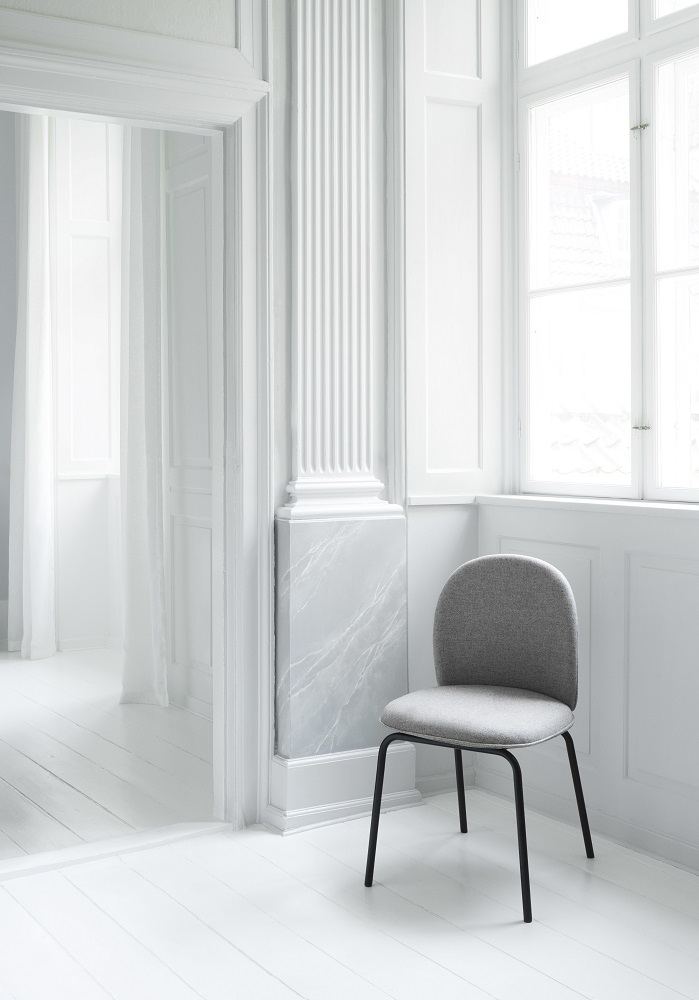 Ace Chair Stuhl von Normann Copenhagen, gepolstert mit grauem Stoff und schwarzen Beinen in weißem Raum.