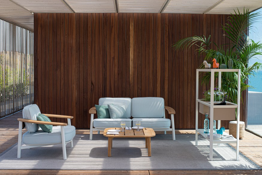 Elegantes hellblaues Twins Sofa Outdoor von Emu mit Sessel und Holztisch auf Terrasse.