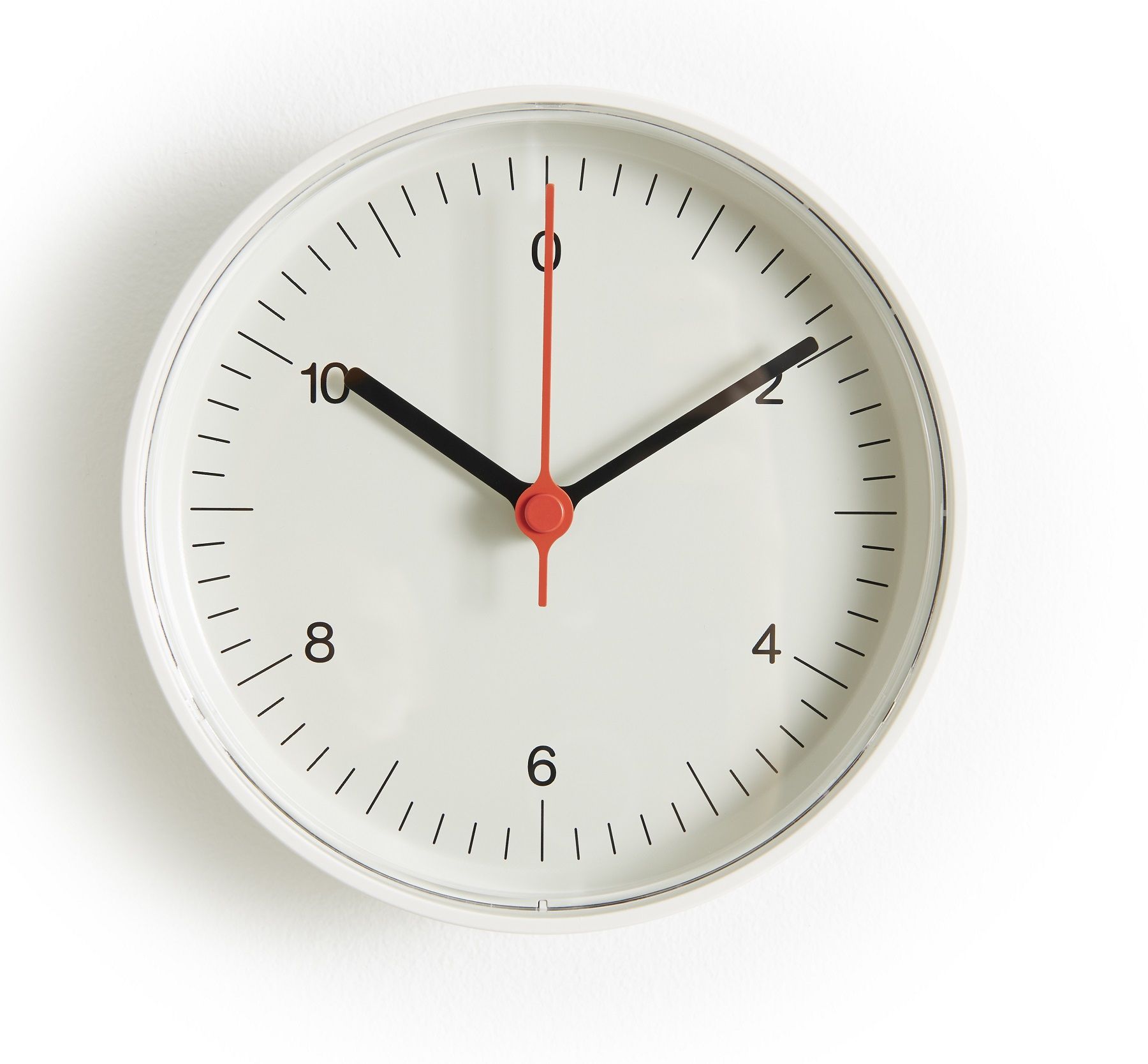 Weiße Hay Tischuhr/Wanduhr mit minimalistischem Design und roten Akzenten, Zeitanzeige 10:10:00, modernes Wohnaccessoire.