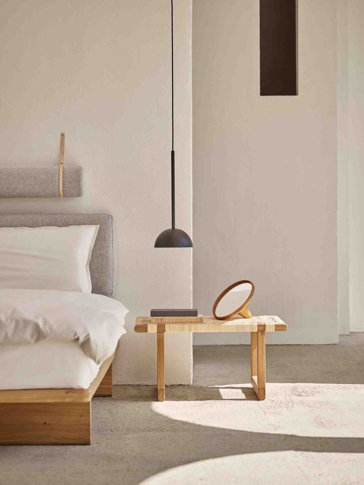 Schlafzimmer Interieur mit Holzbett, Nachttisch mit Spiegel und Pendelleuchte, minimalistisches Design für E-Commerce.