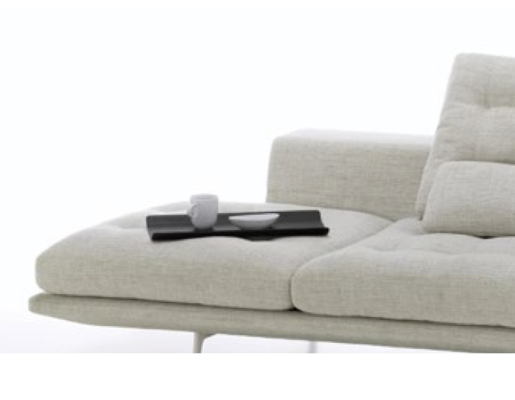 Nahaufnahme eines Vitra Grand Sofa mit Tablett, Tasse und Schale.