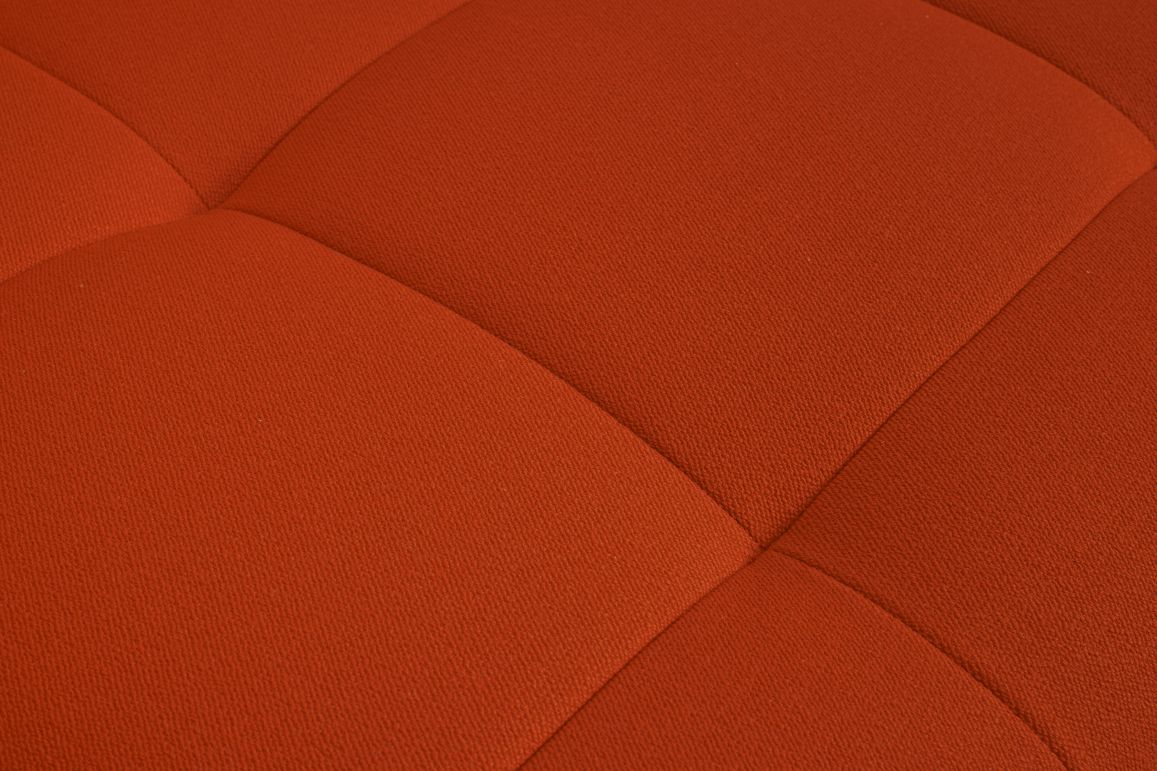 Detailaufnahme des orangefarbenen Stoffbezugs mit Steppnähten vom Quilton Sofa 2-Sitzer von Hay.