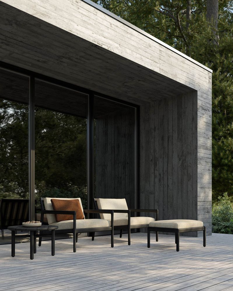 Jack Outdoor Sofa von Ethnicraft: 2-Sitzer und Hocker aus Teakholz, schwarz lackiert, mit off-white Polsterung.