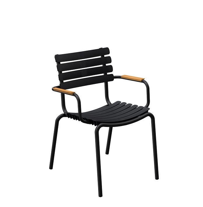 Schwarzer ReClips Outdoor Dining Chair Stuhl von Houe mit Armlehnen aus Holz. Gartenmöbel.