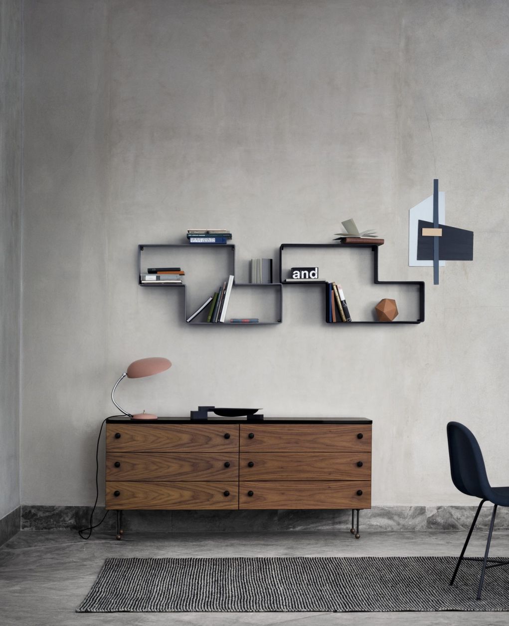 Modernes Gubi Sideboard 62 aus Holz mit sechs Schubladen und schlanken Füßen.