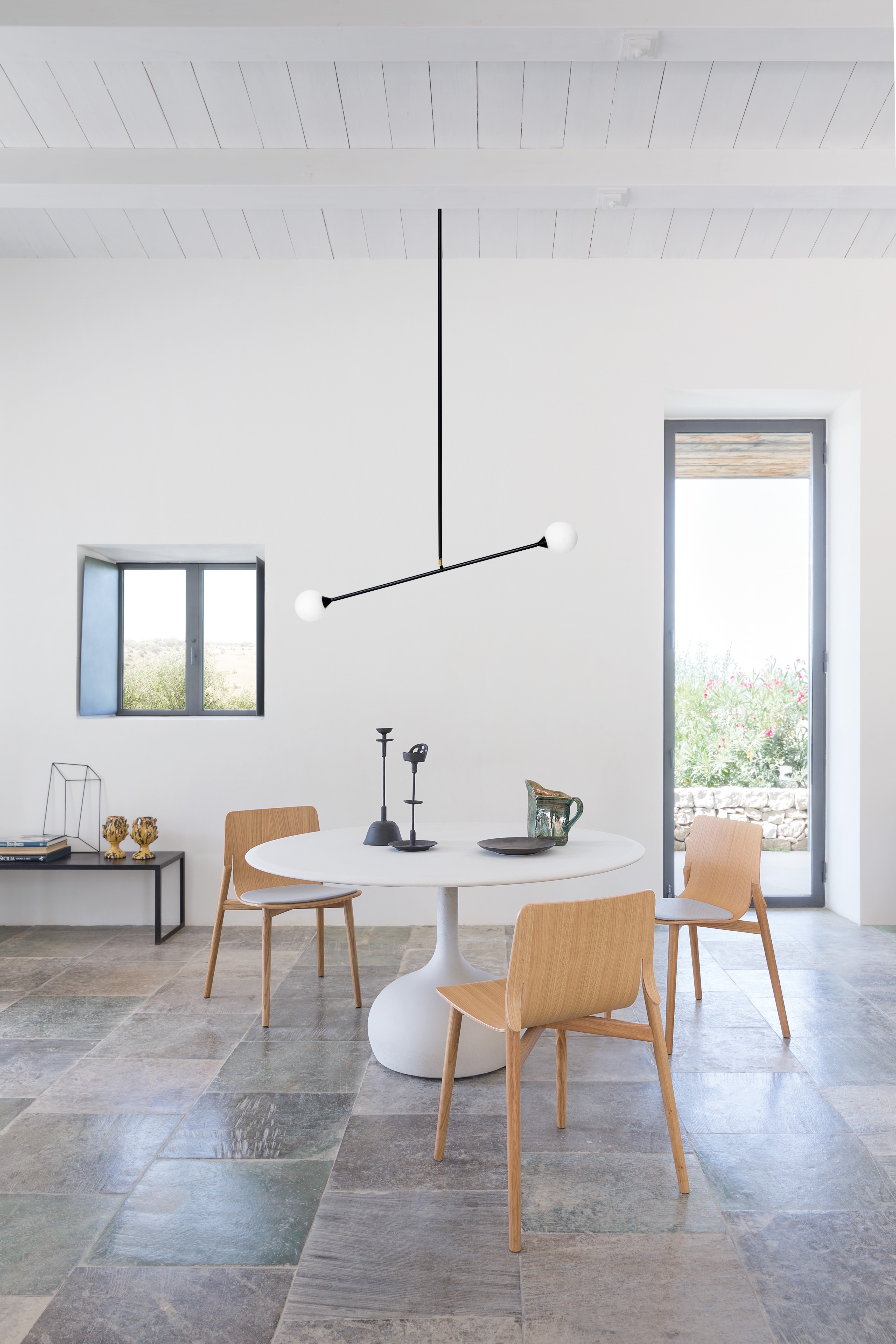 Esszimmer mit runden Esstisch, Holzstühlen und moderner Pendelleuchte für stilvolles Wohnen und Esszimmerdesign.