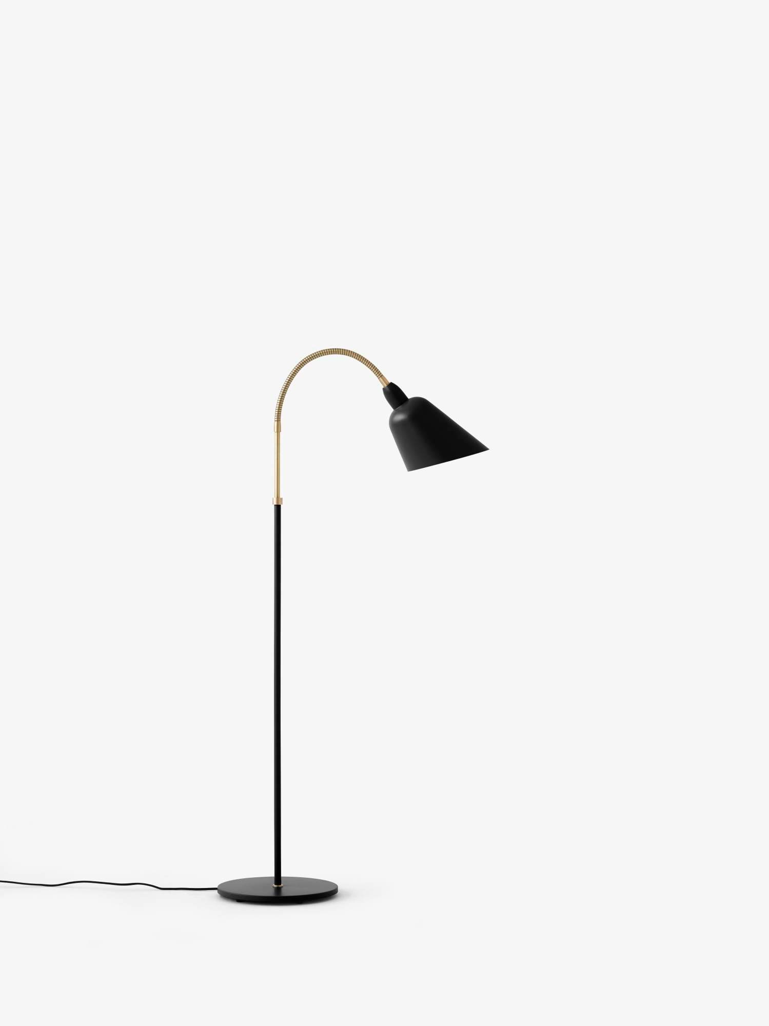 Schwarze Bellevue Stehleuchte von AndTradition mit flexiblem Arm und minimalistischem Design.