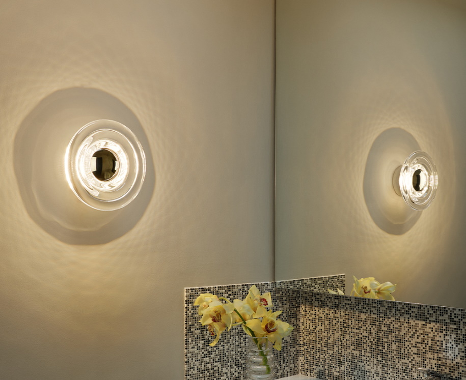 Tom Dixon Press Surface Mini LED Wandleuchte aus Glas im Badezimmer mit Spiegel.