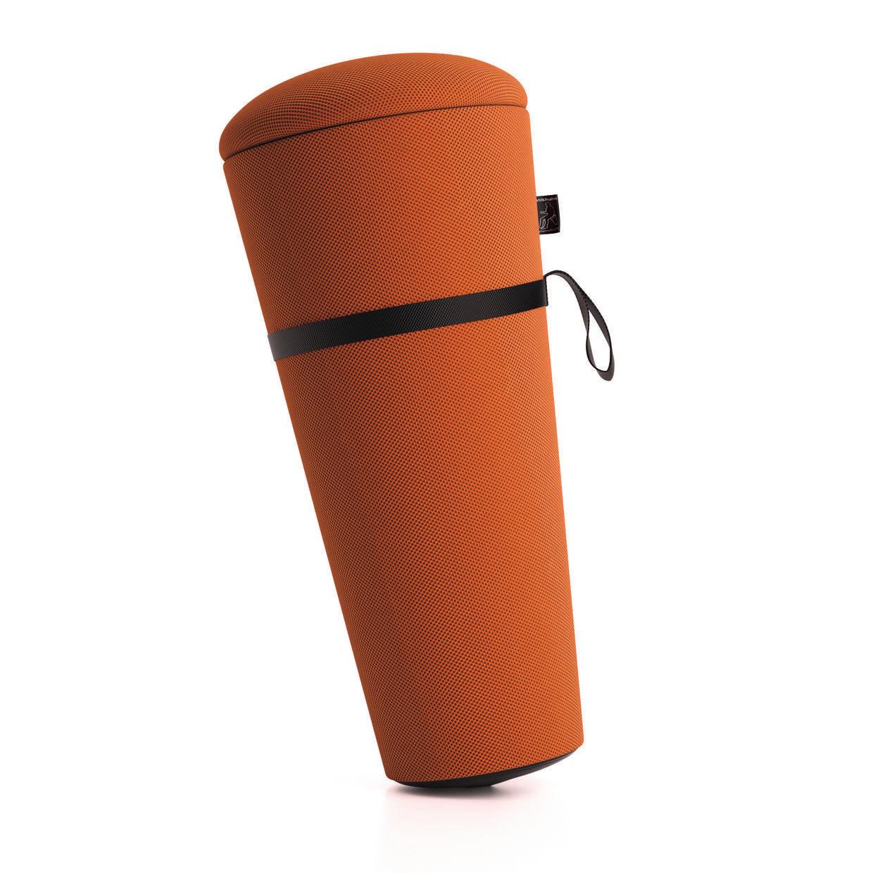 Oranger Stand-Up Sitzhocker von Wilkhahn, ergonomischer Stehhocker für Büro und Homeoffice.