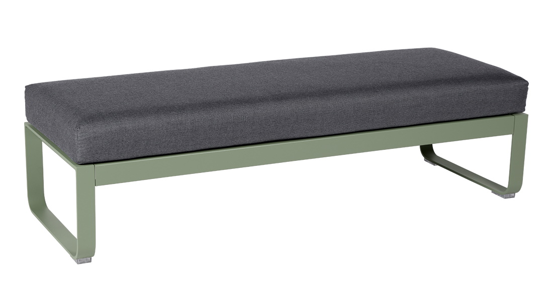 Bellevie Outdoor Hocker von Fermob, 2-Sitzer, mit anthrazitfarbenem Polster und grünem Gestell.