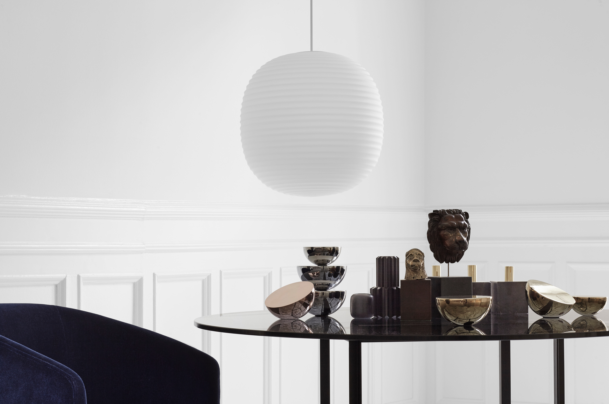 Weiße Lantern Pendelleuchte von New Works, Ø 40 cm, im modernen Interieur. Hängeleuchte für Wohnzimmer.