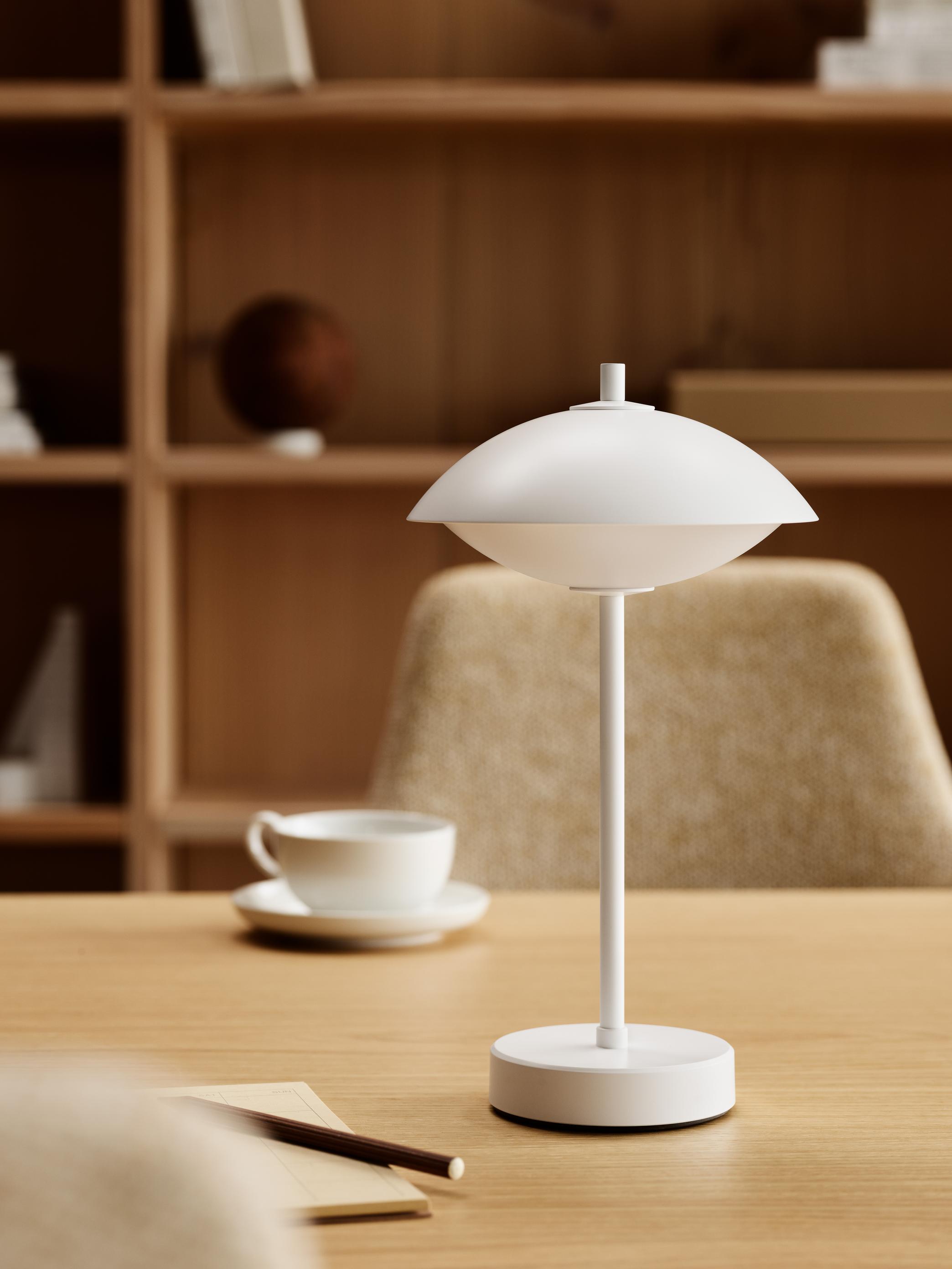 Clam Portable tafellamp, oplaadbare lamp van Fritz Hansen