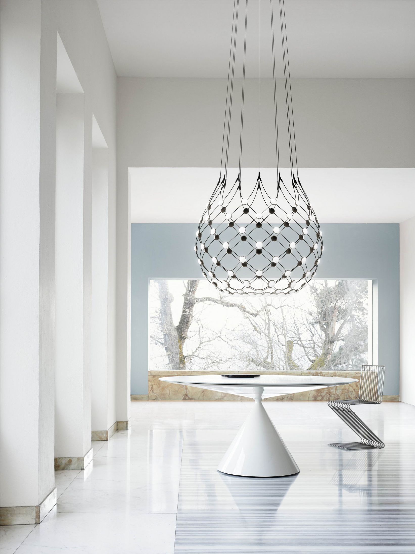 D86 Mesh Deckenleuchte von Luceplan, moderne Hängelampe mit schwarzem Kabel und filigranem Design.