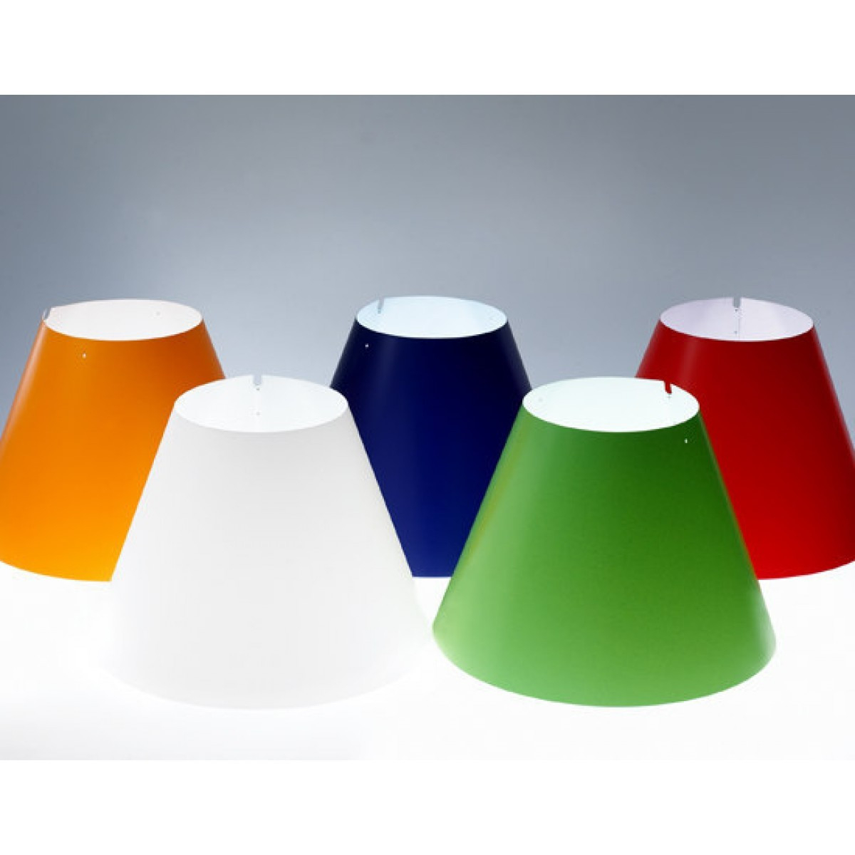Fünf farbige D13 Costanza Lampenschirme von Luceplan in Orange, Weiß, Blau, Grün und Rot.