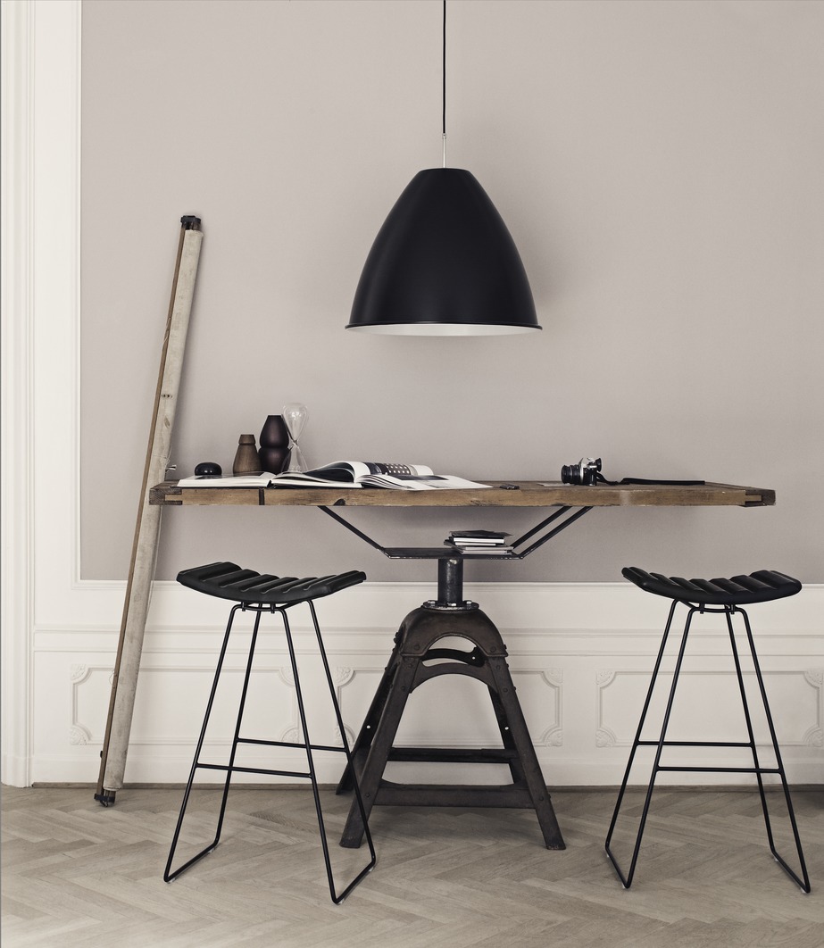 Bestlite BL9 Pendelleuchte in Schwarz über einem Schreibtisch mit Barhockern, Gubi Designleuchte für stilvolle Beleuchtung.
