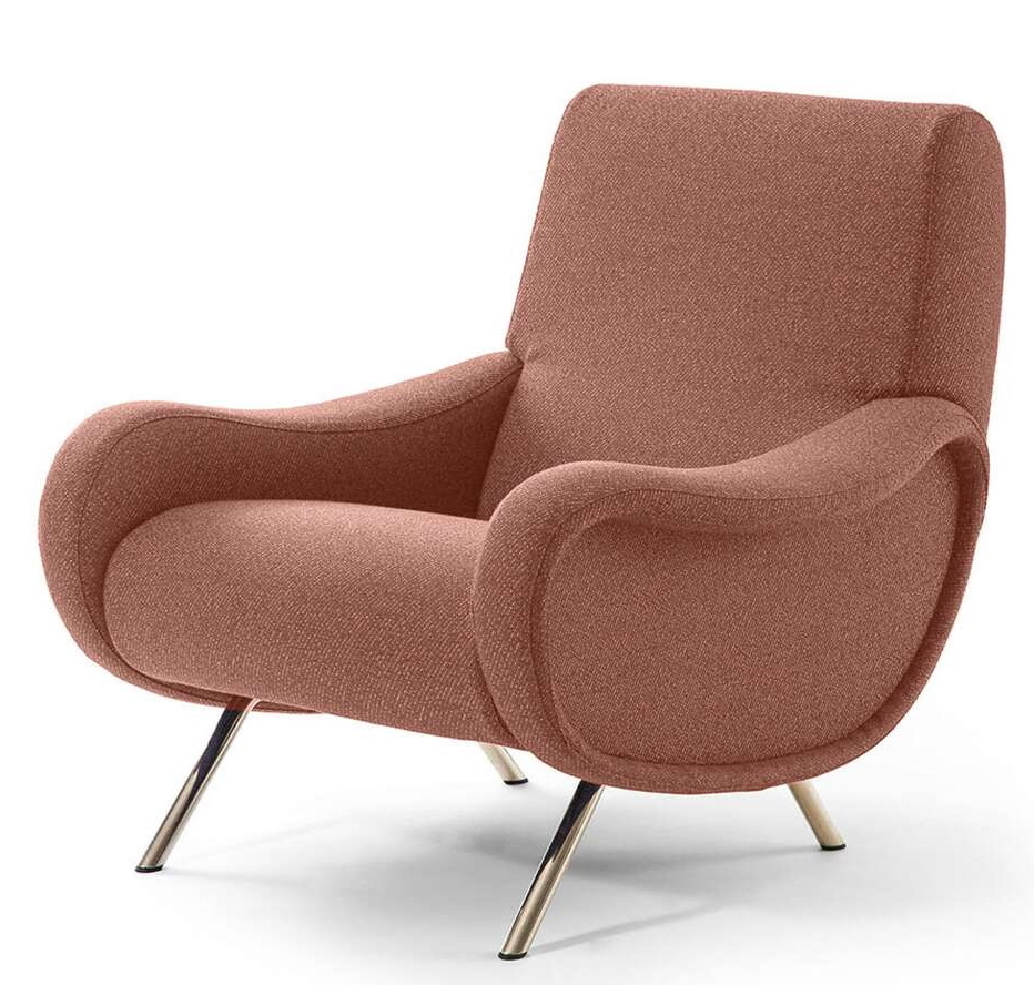 720 Lady Sessel von Cassina in Terrakotta mit Armlehnen und glänzenden Metallfüßen, modernes Möbeldesign.
