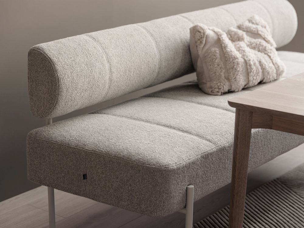 Graues Daybe Esszimmersofa mit Rückenlehne und Kissen, modernes Design für Essbereich.
