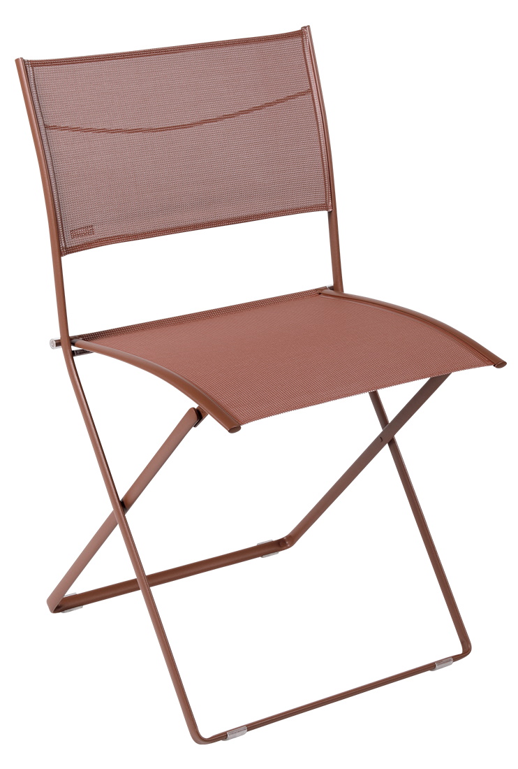Plein Air Stuhl von Fermob für den Außenbereich, brauner Metall Klappstuhl mit Netzstruktur.