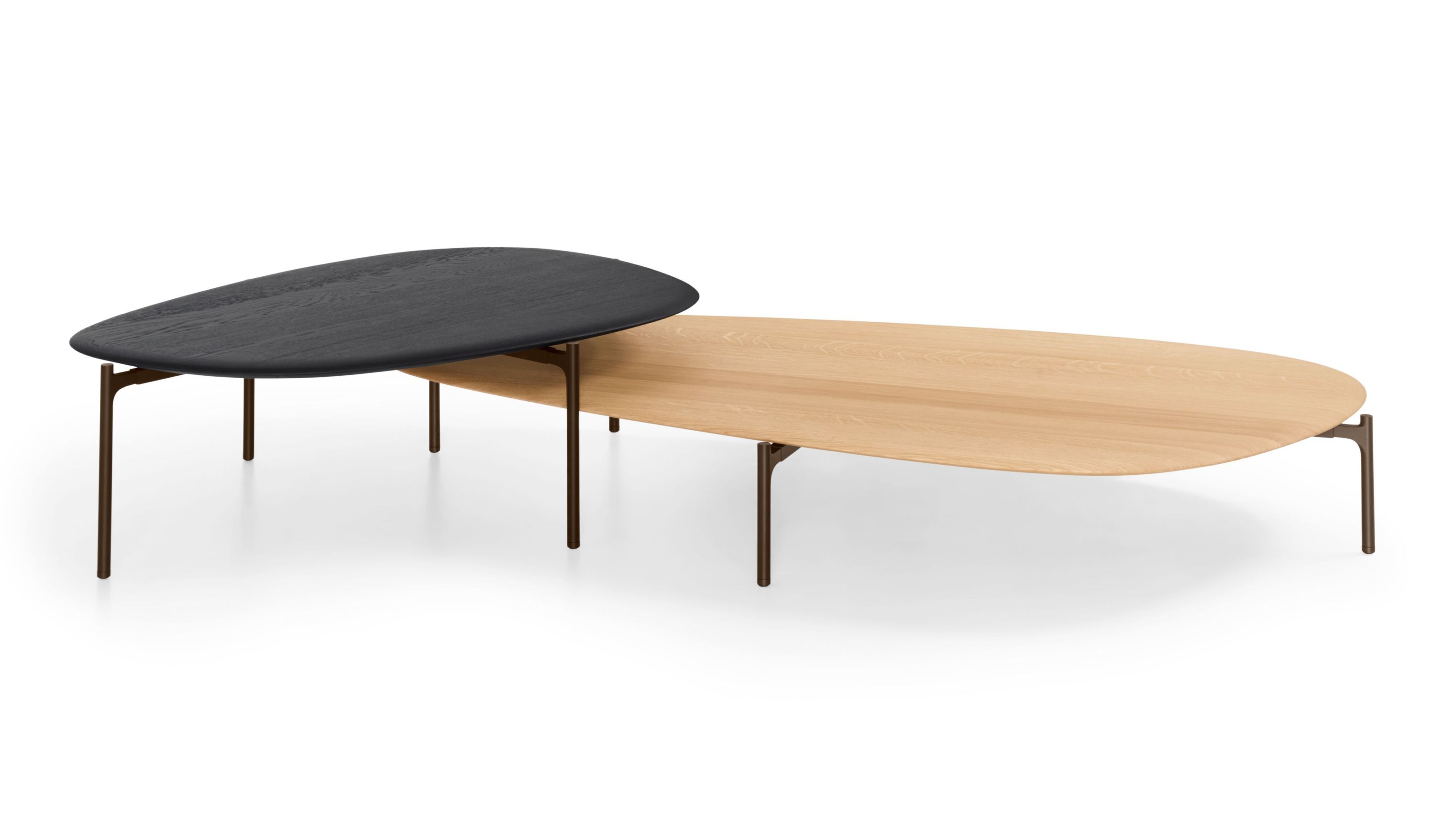 Walter Knoll Ishino Wood Table, Beistelltisch aus hellem und dunklem Holz mit filigranem Metallgestell.