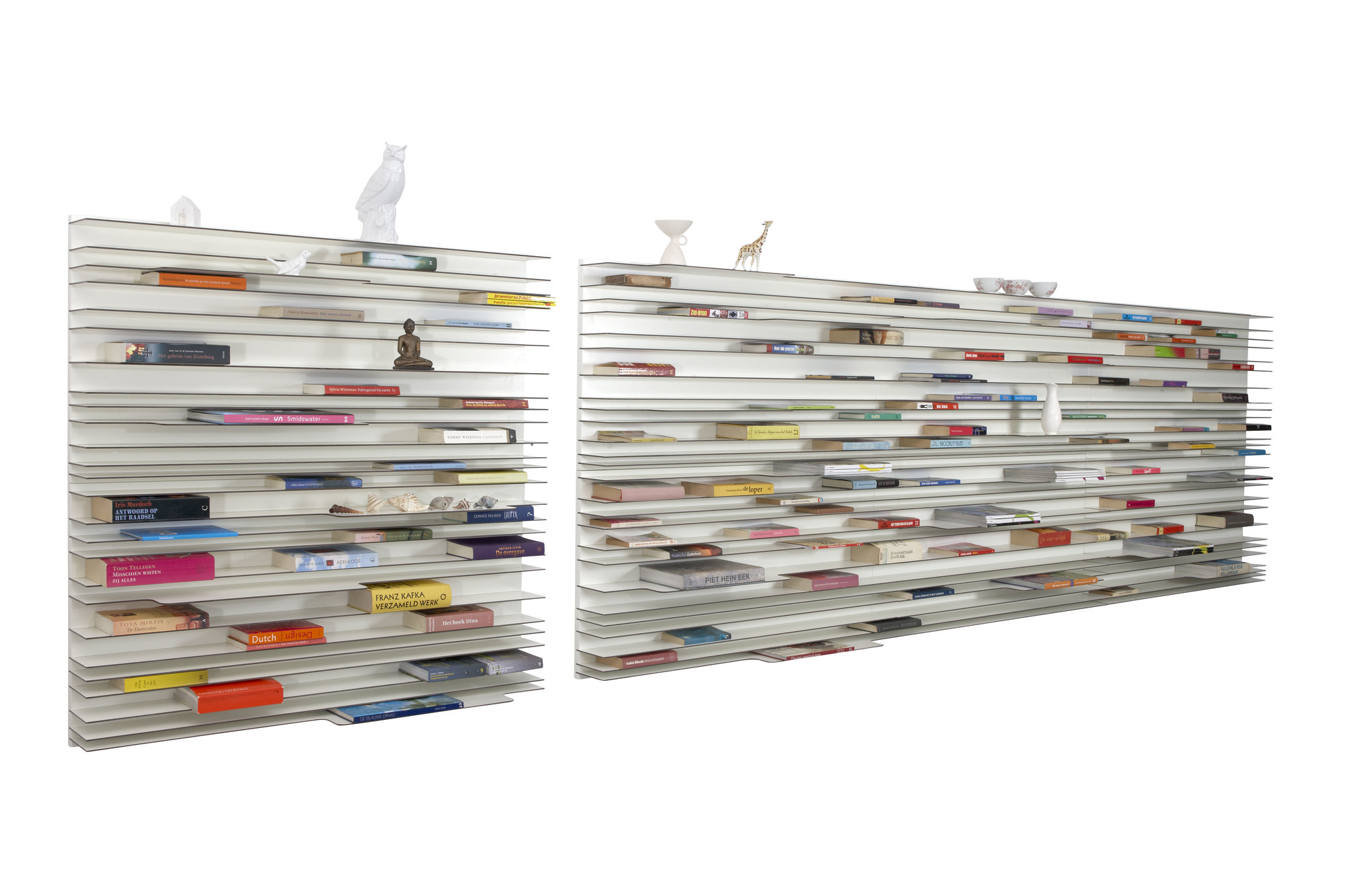 Modernes, weißes Paperback Bücherregal Spectrum mit horizontalen Regalböden und vielen Büchern.