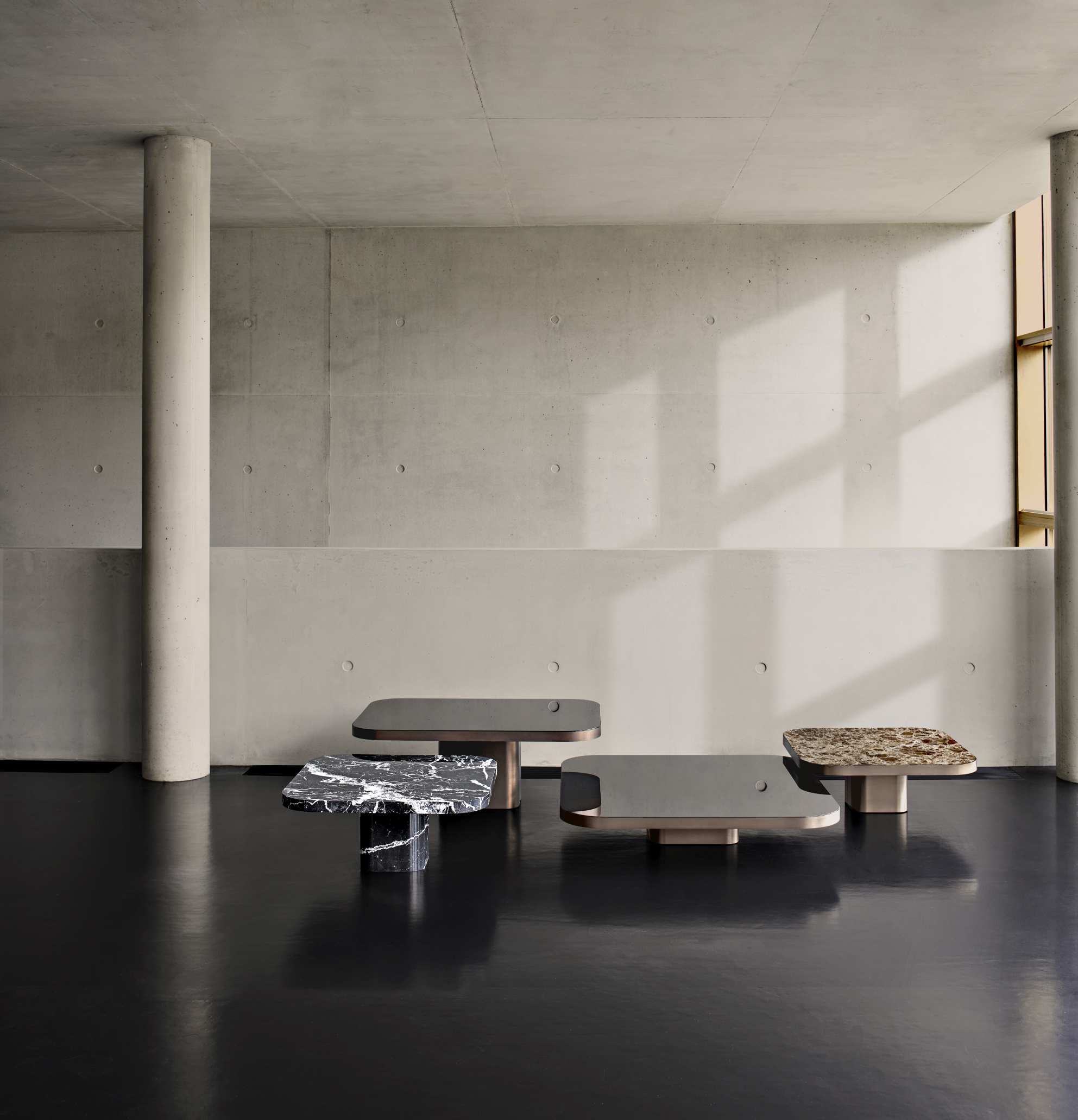ClassiCon Bow Coffee Table No. 4 in verschiedenen Ausführungen, Marmor, Holz und Metall Couchtische.