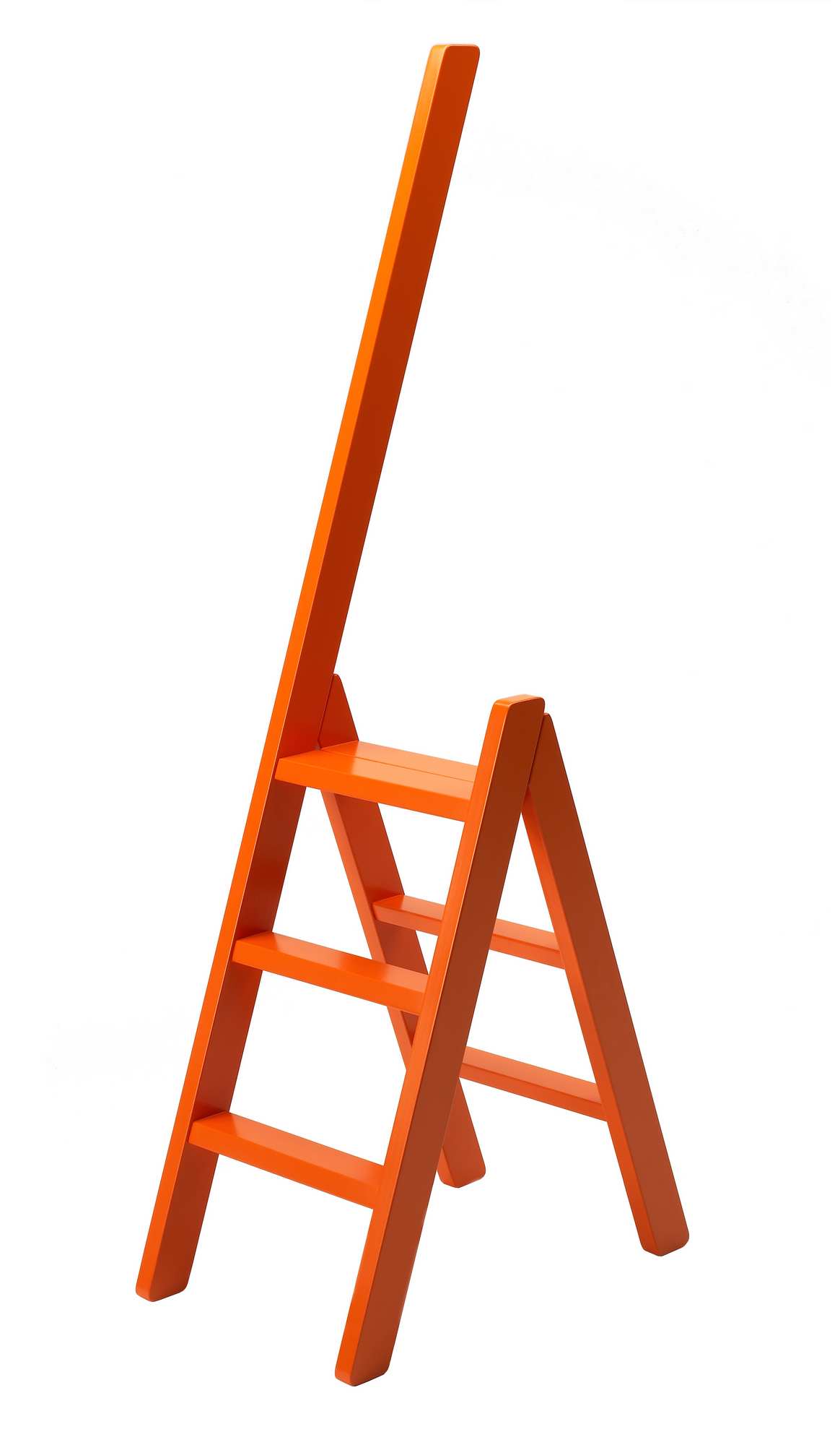 Orangefarbene Hindevadgaard Trittleiter mit drei Stufen, ideal für den Haushalt und leicht verstaubar.