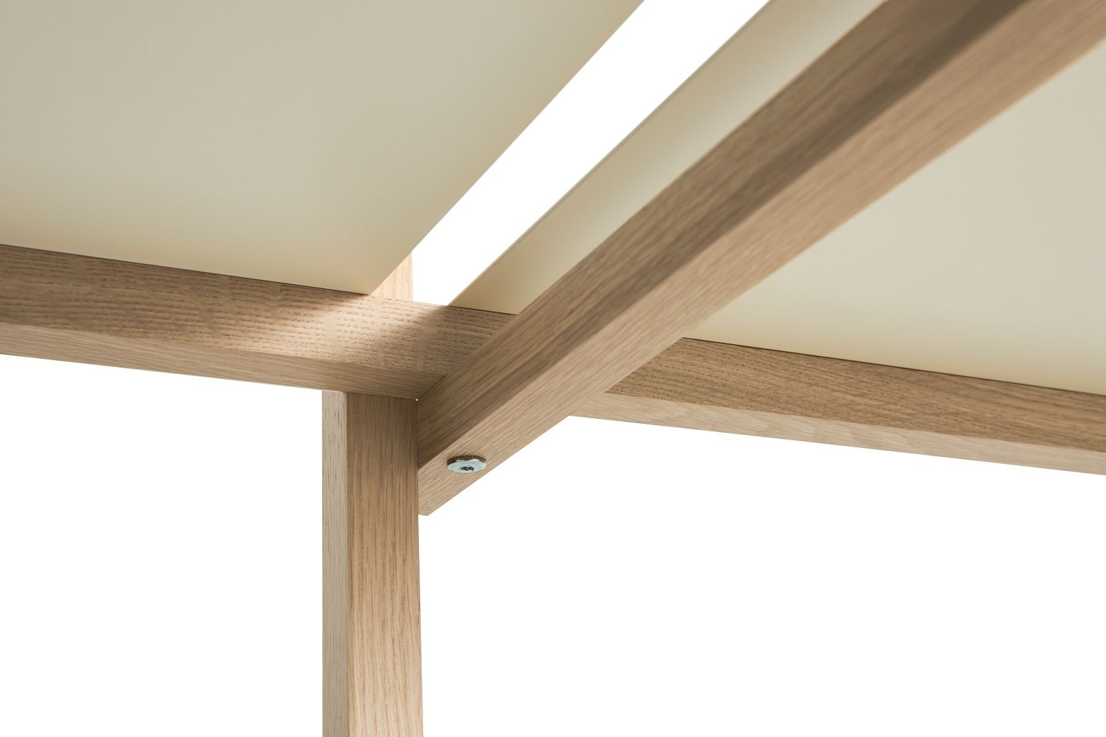 Detailaufnahme des Woody Regals von Hay, zeigt die helle Holzstruktur und die cremefarbenen Regalböden.