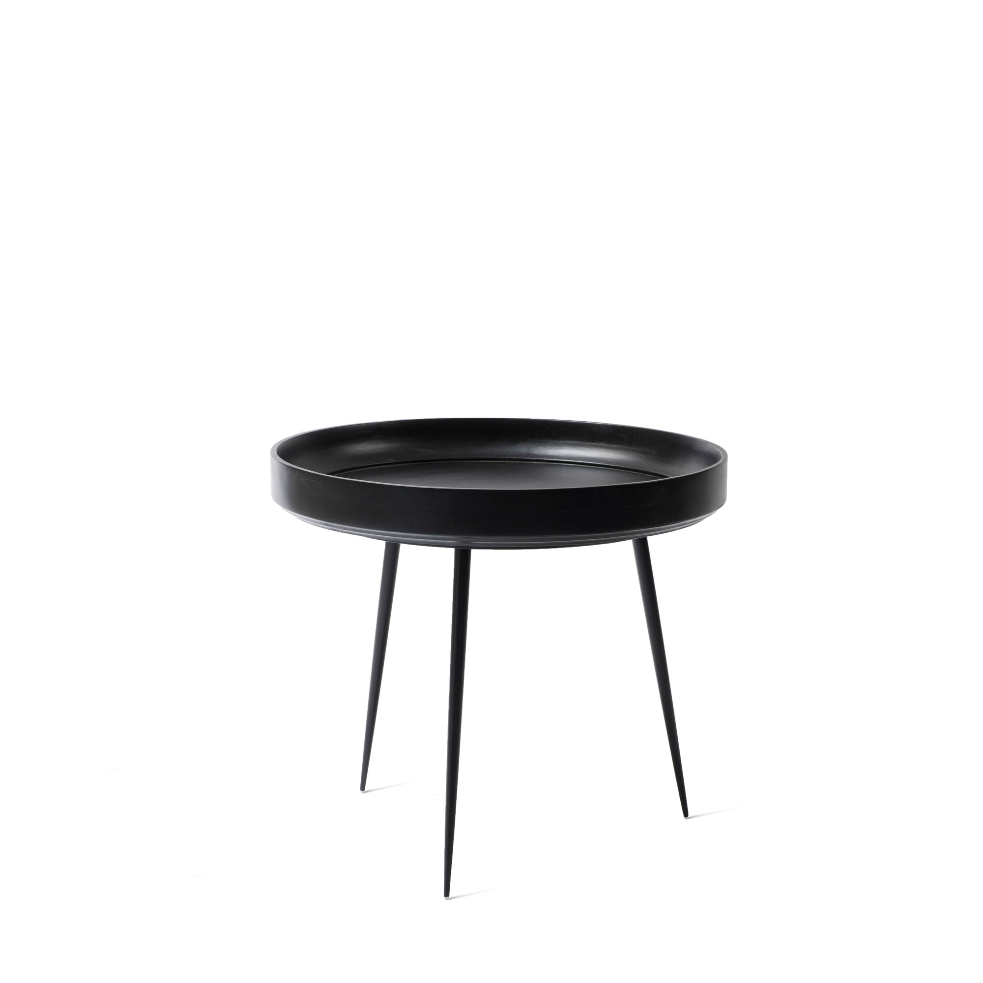 Schwarzer Bowl Tisch aus Mangoholz mit drei Beinen auf weißem Hintergrund. Beistelltisch für Wohnzimmer.