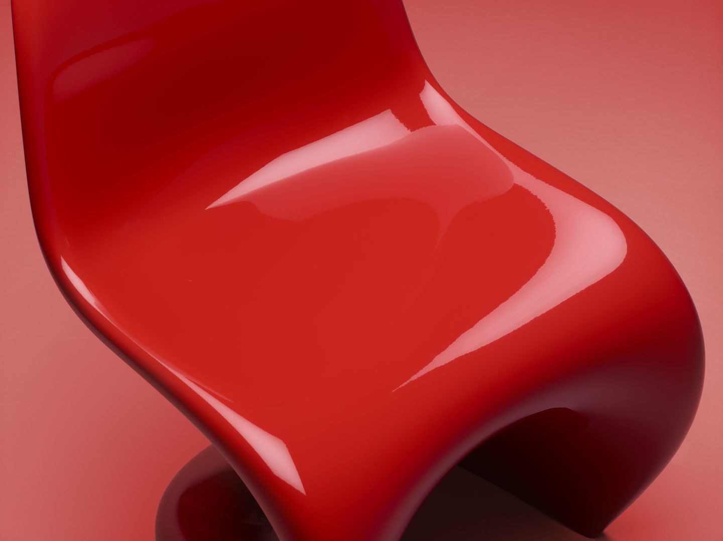 Nahaufnahme des roten Panton Chair Stuhls von Vitra, ein Designklassiker für modernes Wohnen.