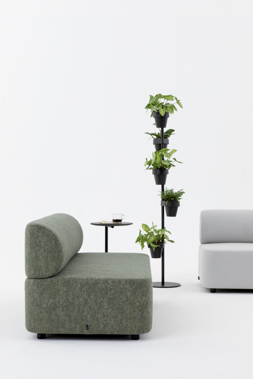 Mezza Sitzelement mit Rücken von Cascando, modulares Sofa in Grün mit Beistelltisch und Pflanzenständer.