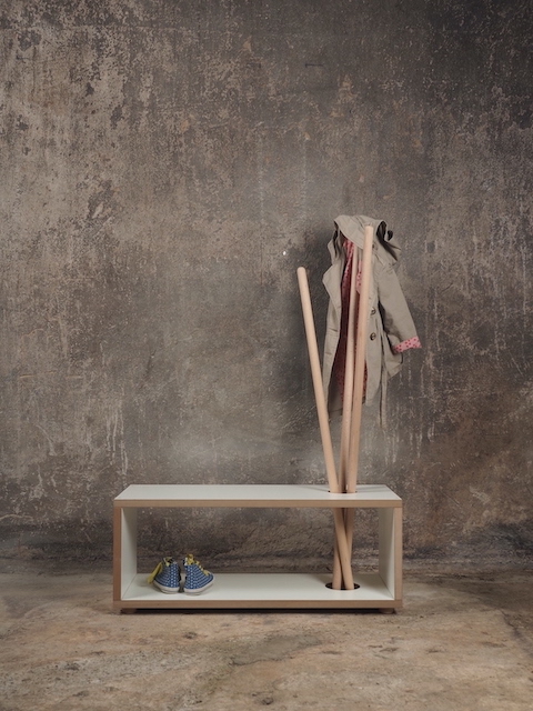 Tojo Kids Ordnung Kindergarderobe mit Bank, Jacke und Schuhen vor einer grauen Wand.