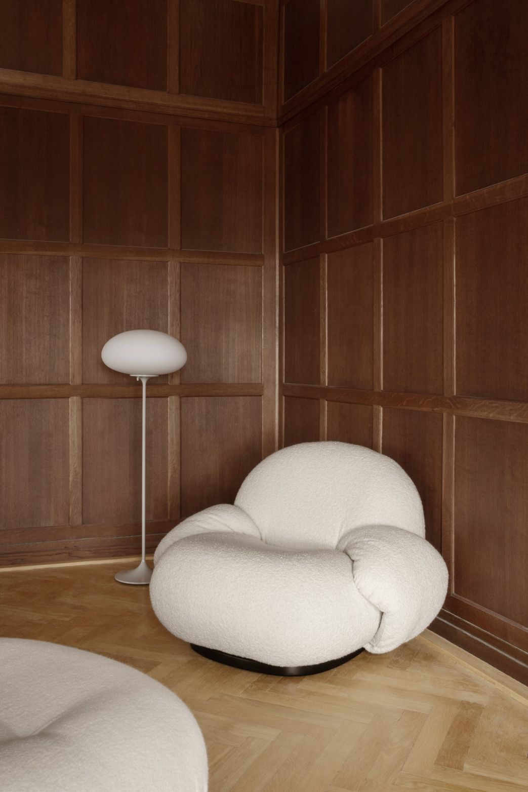 Weißer Pacha Lounge Chair Sessel von Gubi mit Armlehnen und schwarzem Drehfuß.