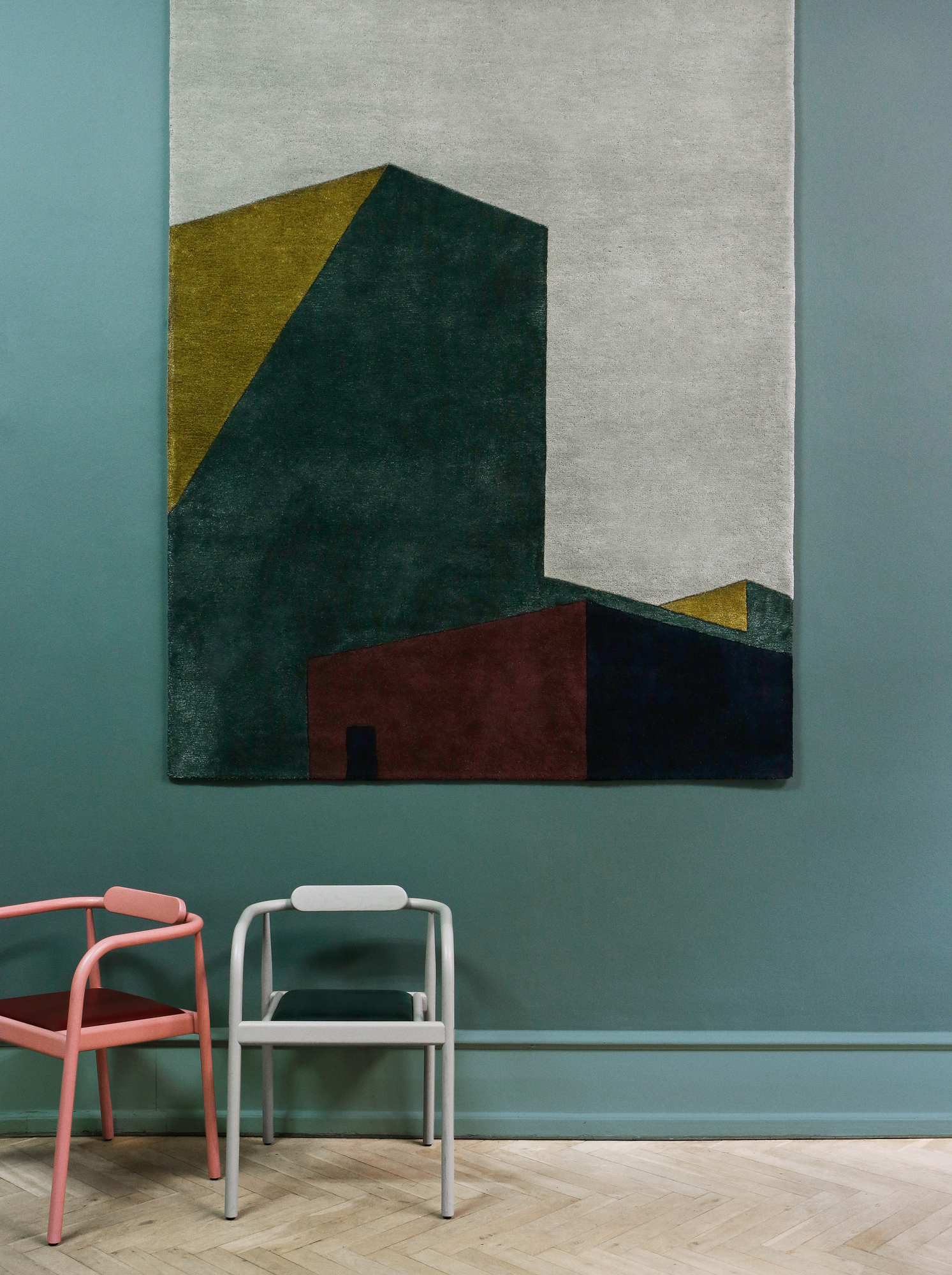 Arqui Teppich 300x200 von Please Wait to be Seated mit abstraktem Gebäude-Design in Grün, Grau, Gold und Rot.