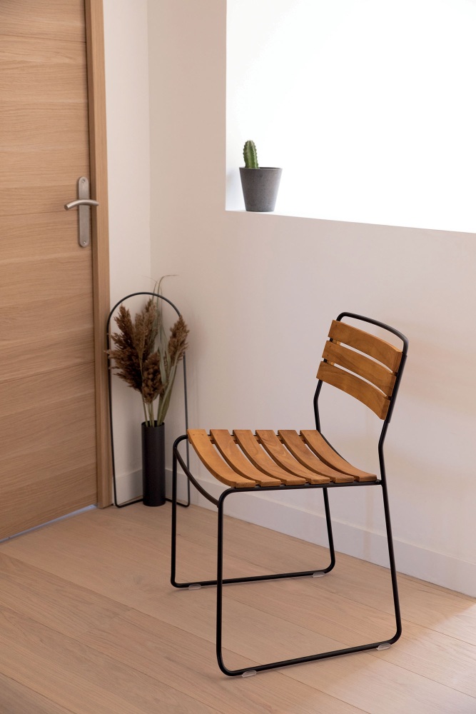 Fermob Surprising Teak Chair: Moderner Outdoor Stuhl aus Teakholz und schwarzem Metall.