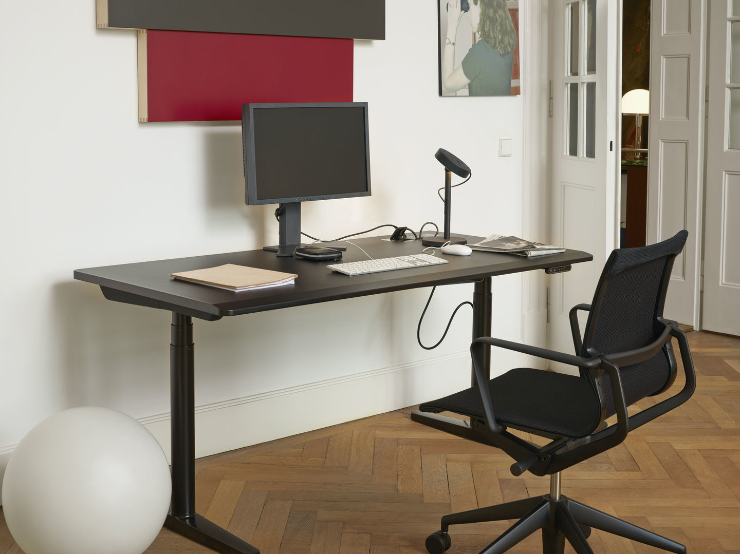 Schwarzer Physix Studio Bürodrehstuhl von Vitra am Schreibtisch mit PC, ergonomischer Arbeitsplatz im Büro.