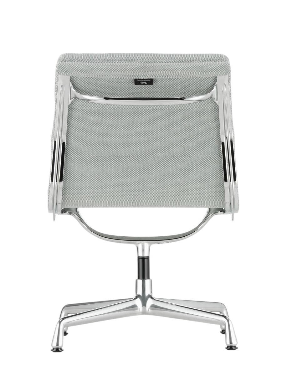 Rückansicht des Vitra Soft Pad Chair EA205 mit grauem Stoffbezug und poliertem Aluminiumfußkreuz.