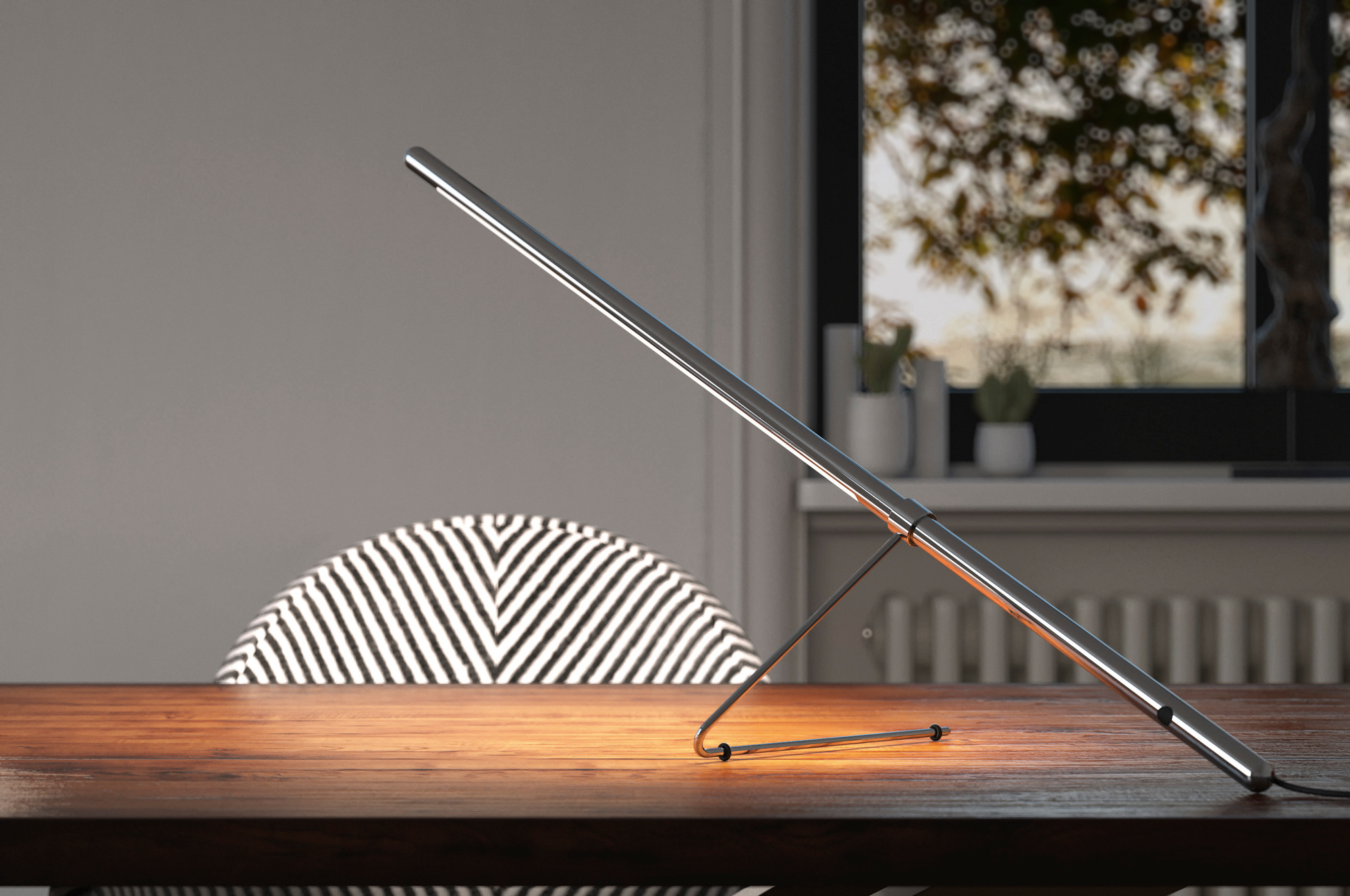 Belux Tubo Tischleuchte aus Chrom auf einem Holztisch, modernes Design für Büro und Zuhause.