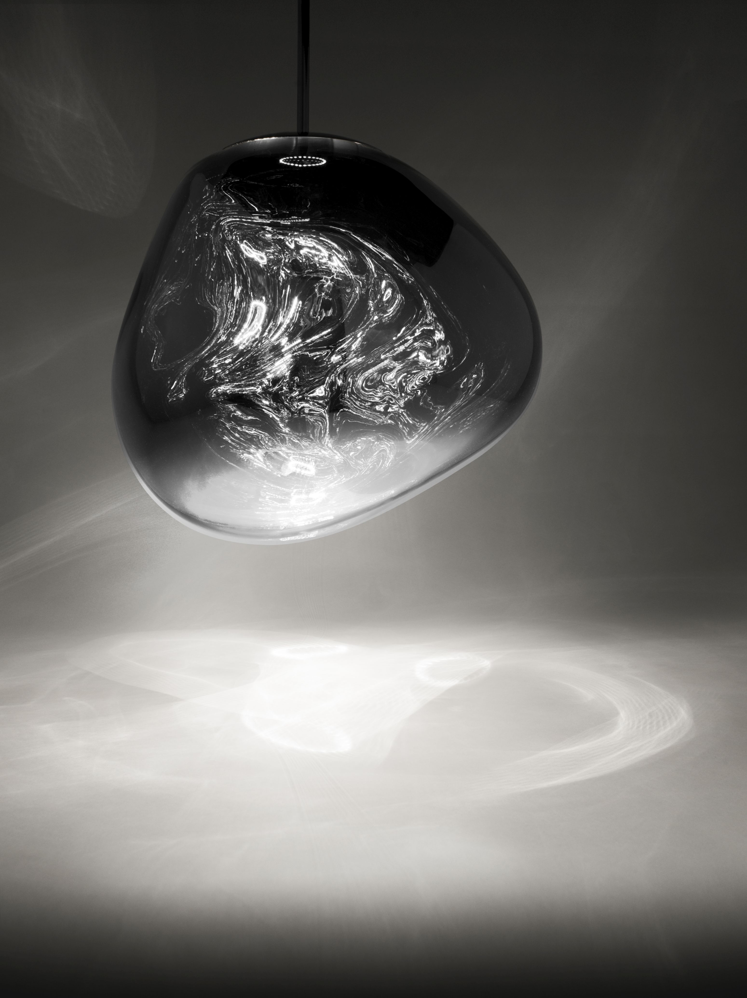 Nahaufnahme der Tom Dixon Melt LED Pendelleuchte in Chrom mit Lichtreflexionen.