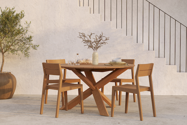 Runder Esstisch aus Holz mit vier Stühlen für den Außenbereich, mediterraner Stil.