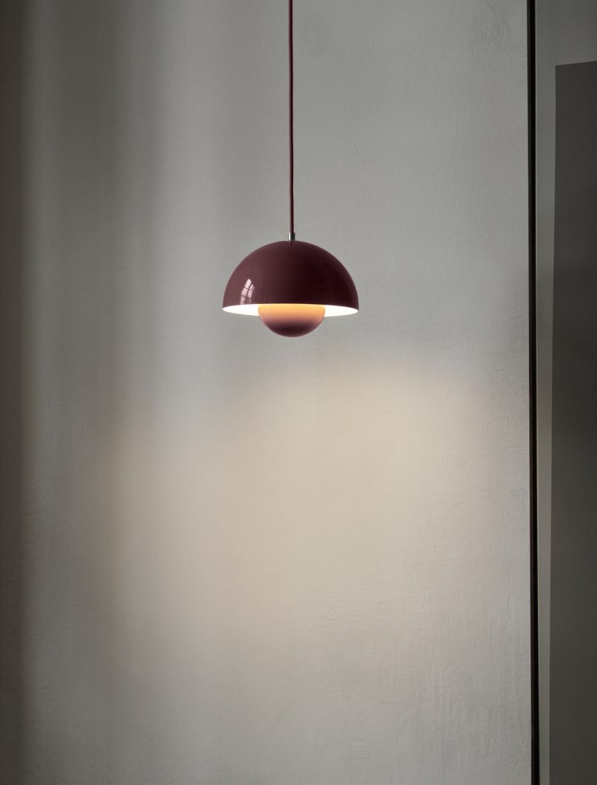 Nahaufnahme der AndTradition Flowerpot VP1 Pendelleuchte in dunklem Rot, modernes skandinavisches Design.