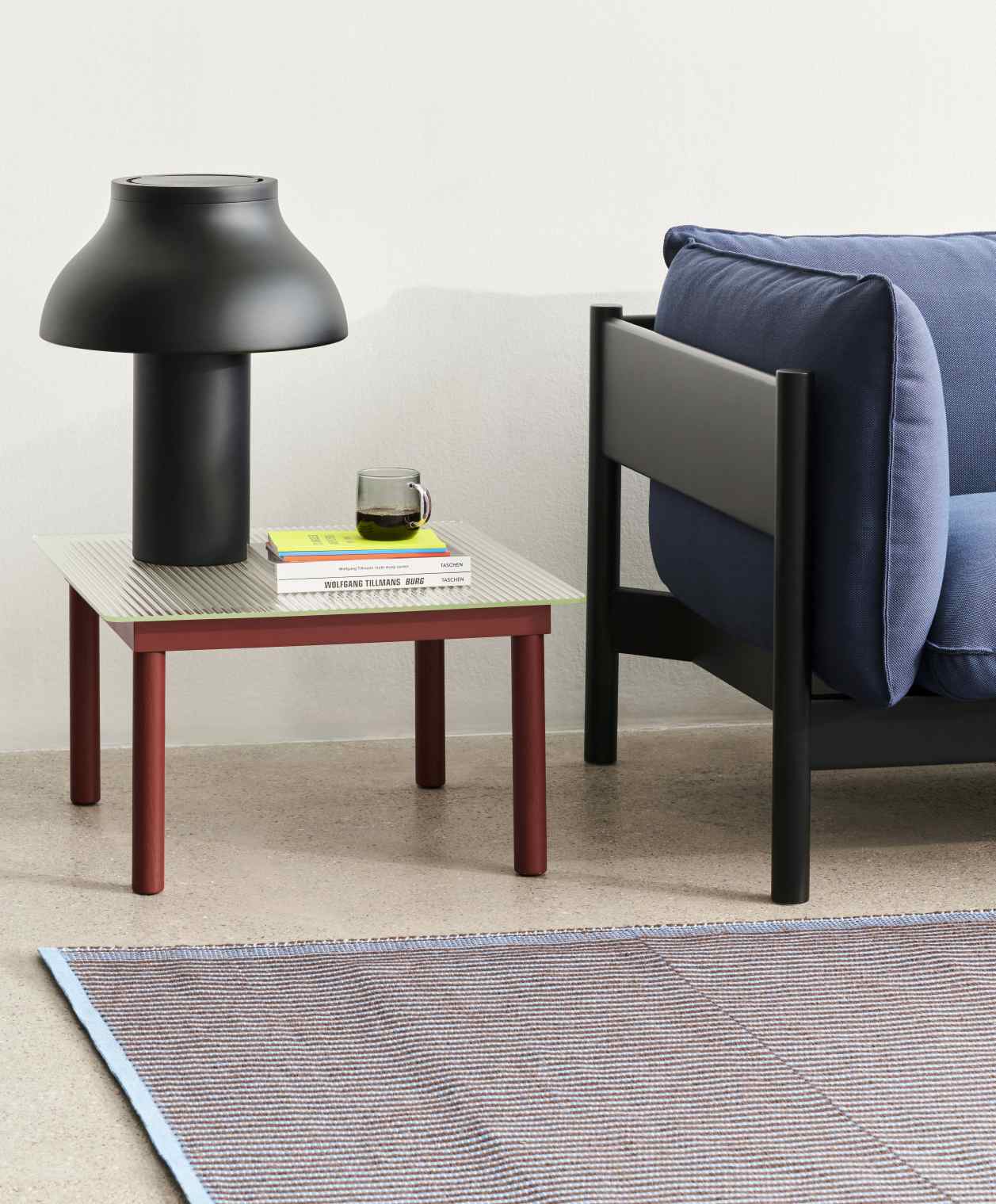 Kofi Couchtisch mit geriffeltem Klarglas und Walnuss-Gestell, quadratischer Beistelltisch für Wohnzimmer und Lounge.