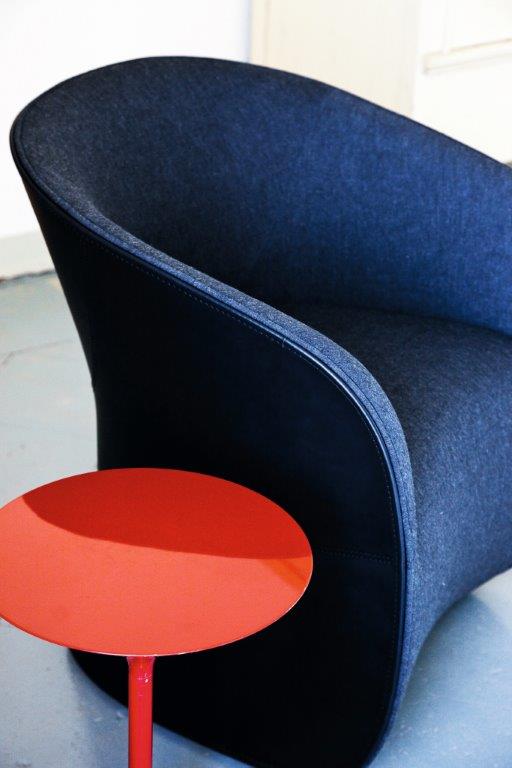Calla Sessel von Zanotta, blauer Design Sessel mit rotem Beistelltisch, modernes Wohnen.