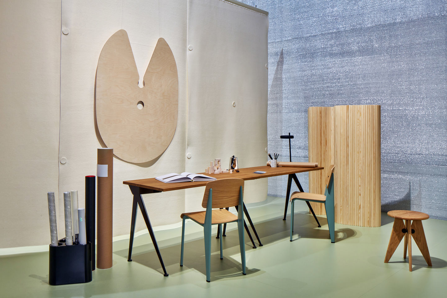 Vitra Standard SP Stuhl aus Holz in Büroumgebung mit Schreibtisch und Dekoration.