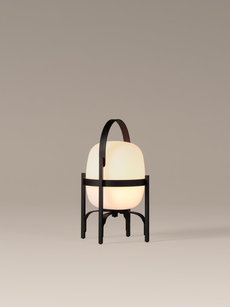 Cestita Alubat Akkuleuchte von Santa & Cole: Moderne Tischlampe mit schwarzem Gestell und Tragegriff.